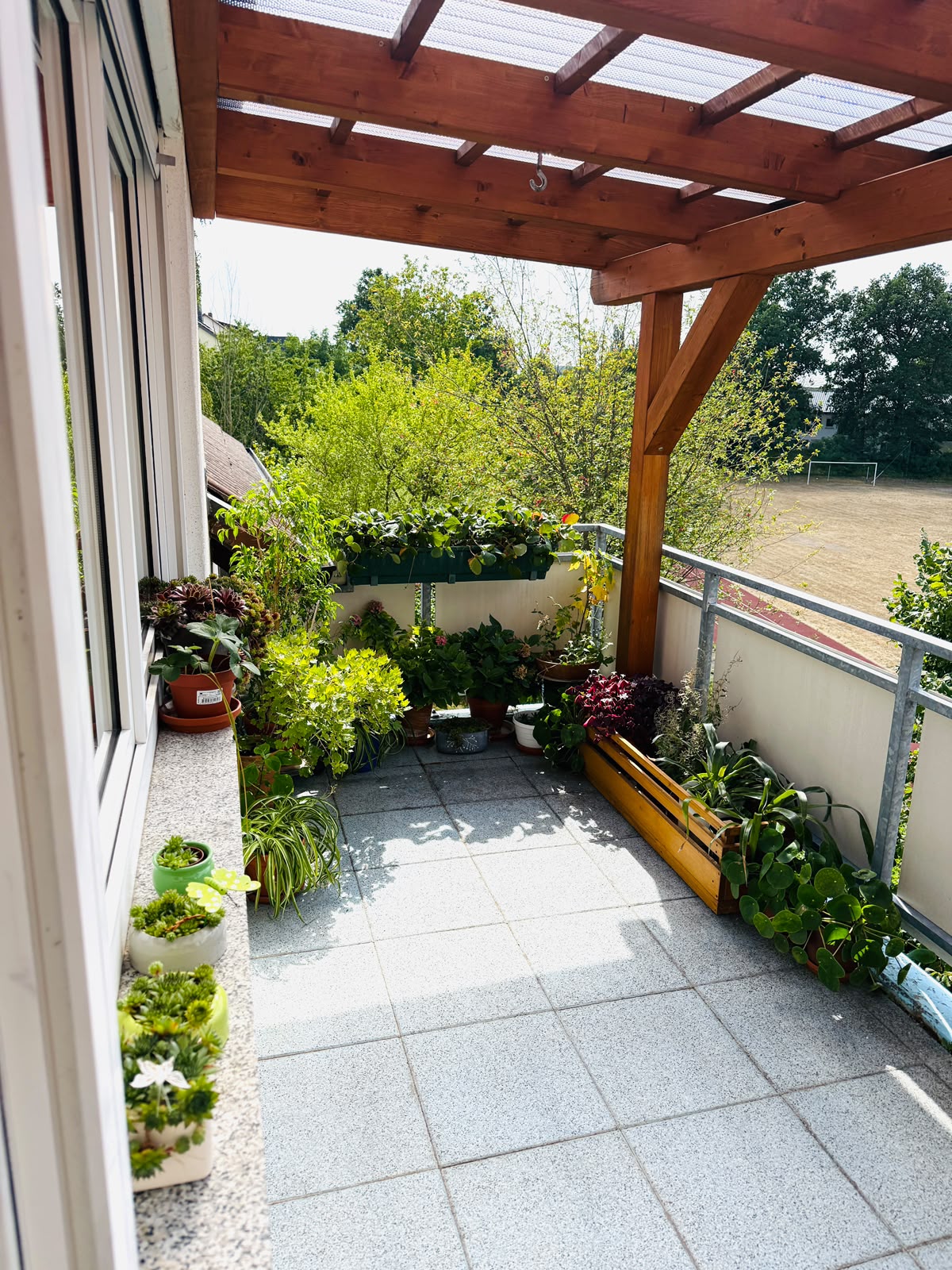 Überdachter Balkon mit Blick ins Grüne