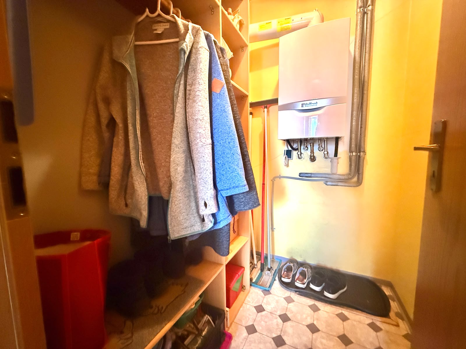 Garderobe / Hauswirtschaftsraum mit Gastherme