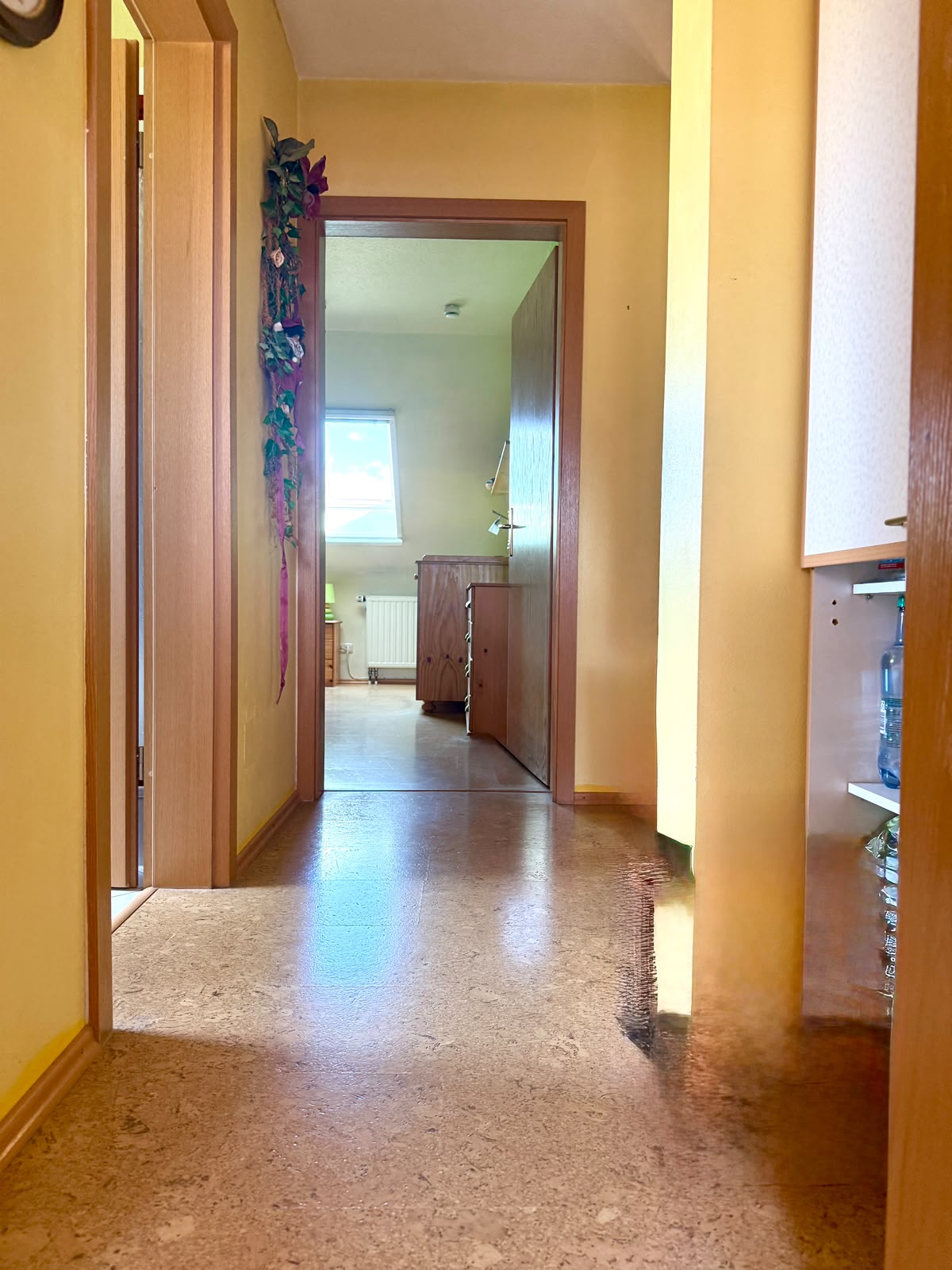 Flur mit Blick ins Zimmer